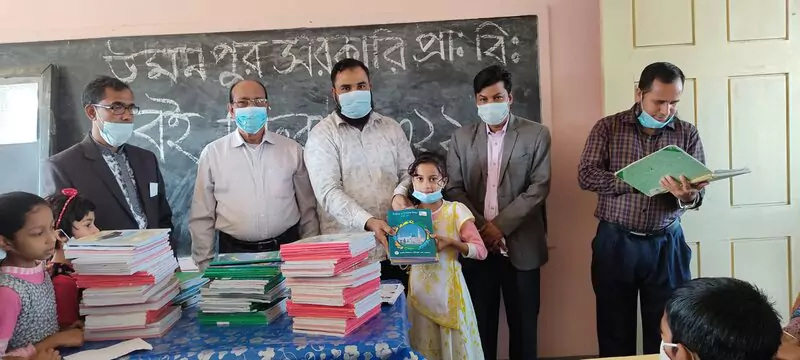 নতুন বছরে শিশুদের বই বিতরণ।