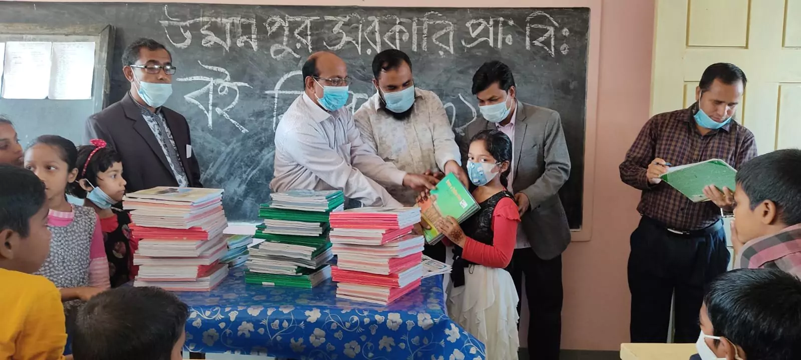 ইংরেজী নভবর্ষে ছাত্র-ছাত্রীদের বই বিতরণ