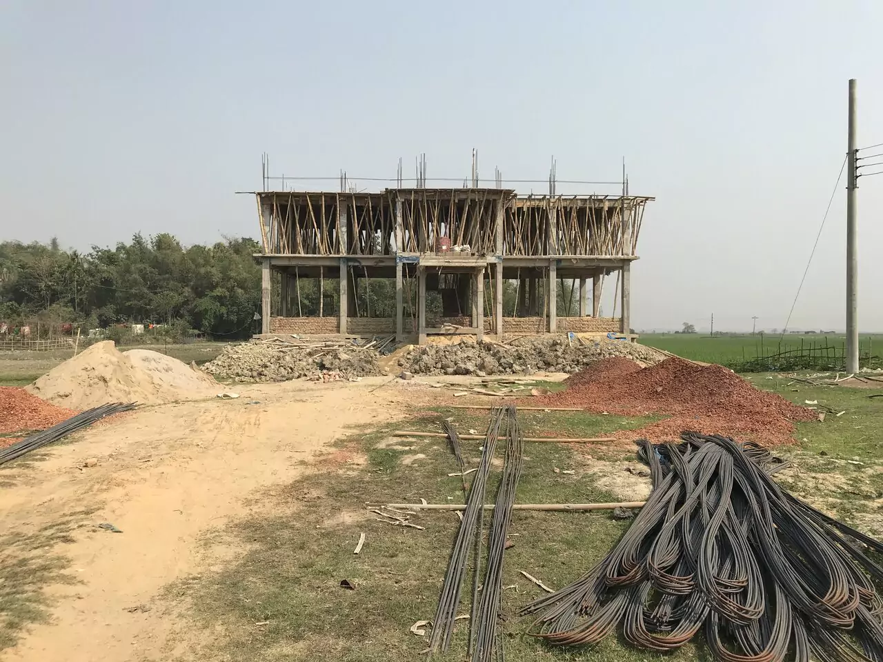 চিকনাগুল ইউনিয়ন স্বাস্থ্য ও পরিবার কল্যাণ কেন্দ্র  বভনের ডালাই কাজ চলমান